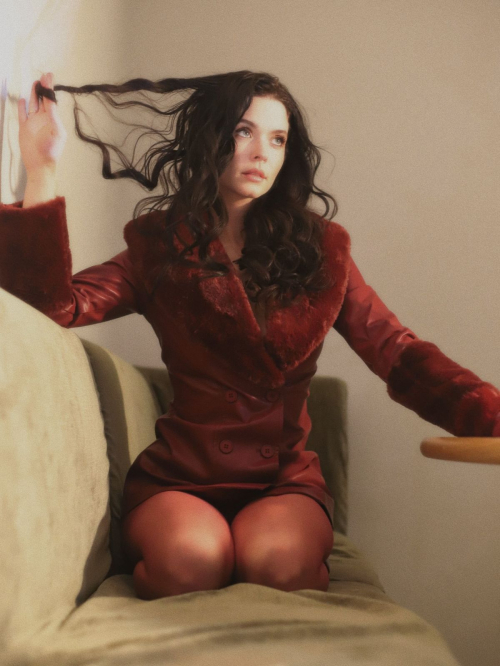 Sasha Pieterse Shares Fresh Instagram Looks, December 2025 3