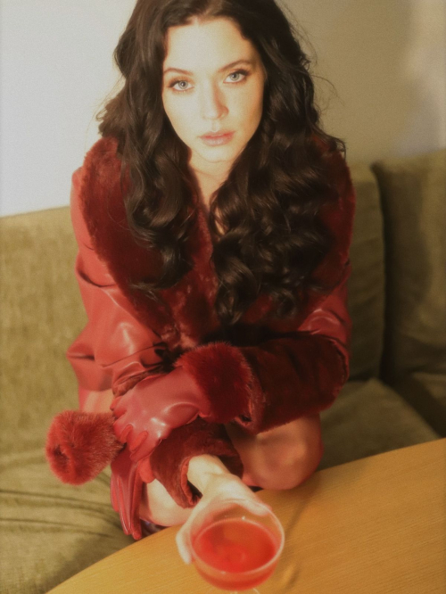 Sasha Pieterse Shares Fresh Instagram Looks, December 2025 4