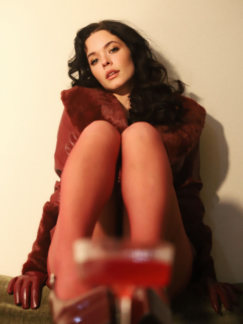 Sasha Pieterse Shares Fresh Instagram Looks, December 2025 7