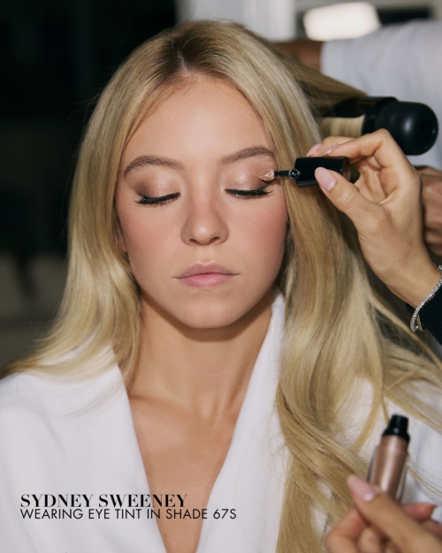 Sydney Sweeney Poses at New Photoshoot, December 2025 2