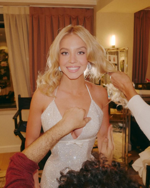 Sydney Sweeney The Housemaid Premiere Photoshoot, December 2025 1