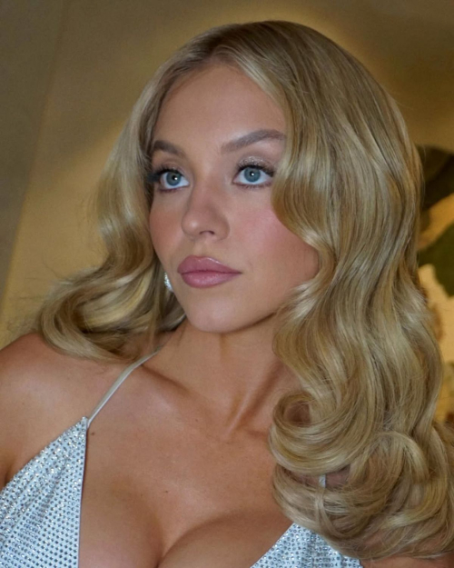 Sydney Sweeney The Housemaid Premiere Photoshoot, December 2025 2