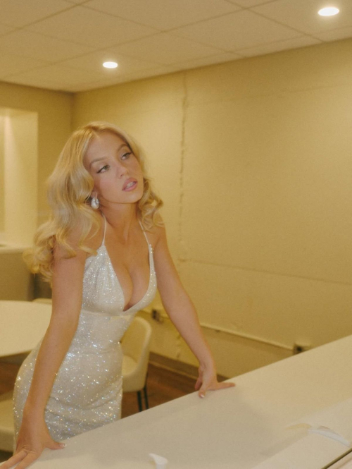 Sydney Sweeney The Housemaid Premiere Photoshoot, December 2025 8