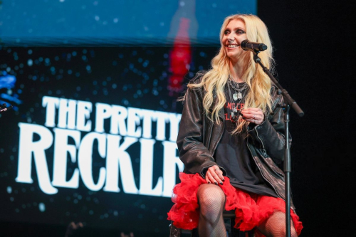 Taylor Momsen Performs at KISW Acoustic Holiday Show, December 2025 4