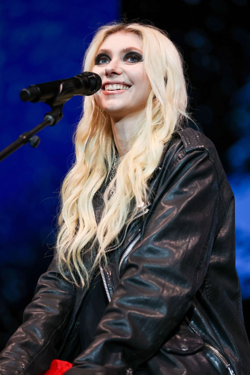 Taylor Momsen Performs at KISW Acoustic Holiday Show, December 2025 5