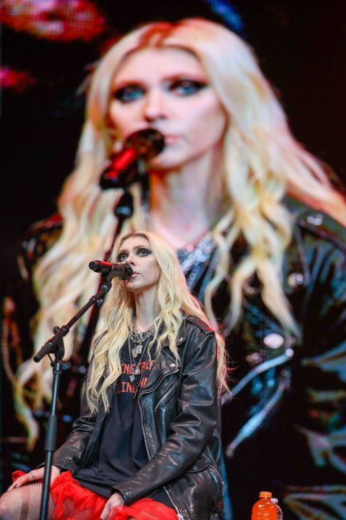 Taylor Momsen Performs at KISW Acoustic Holiday Show, December 2025 6