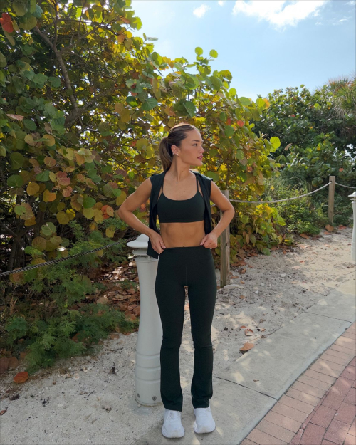 Vale Genta Shares Instagram Photo Moments, November 2025 21