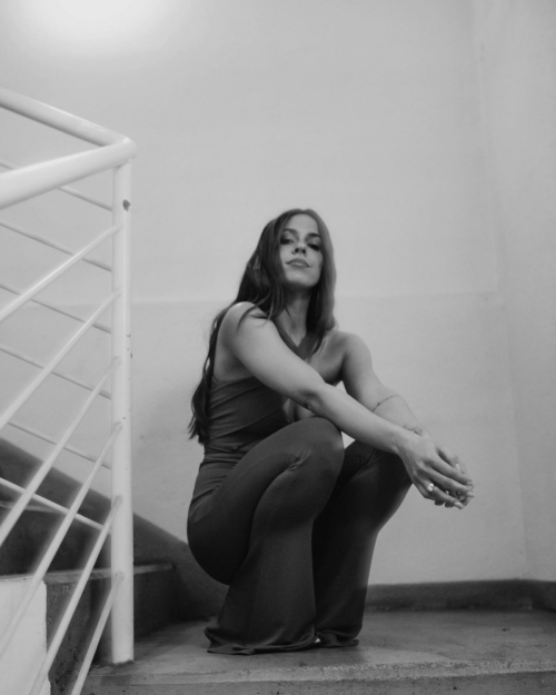 Vanessa Mai Latest Creative Photoshoot, November 2025 9