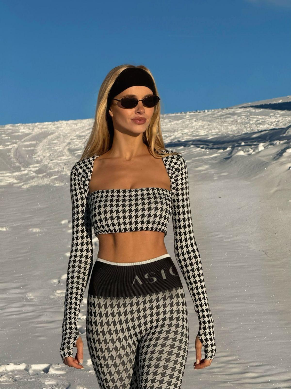 Victoria Turner Posts Fresh Instagram Photos, December 2025 1