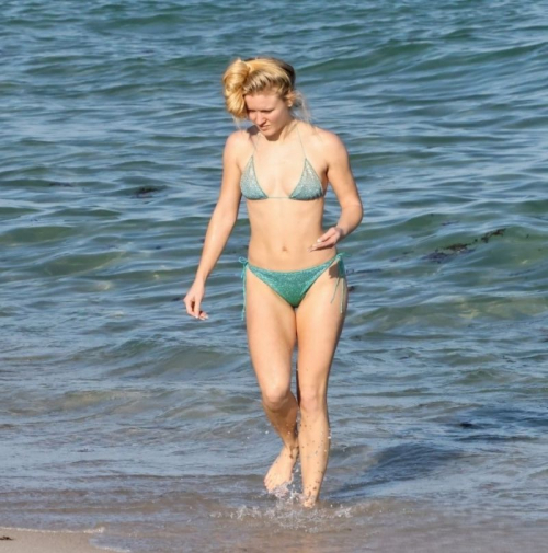 Zara Larsson Shows Bikini Style on Miami Beach, December 2025 4