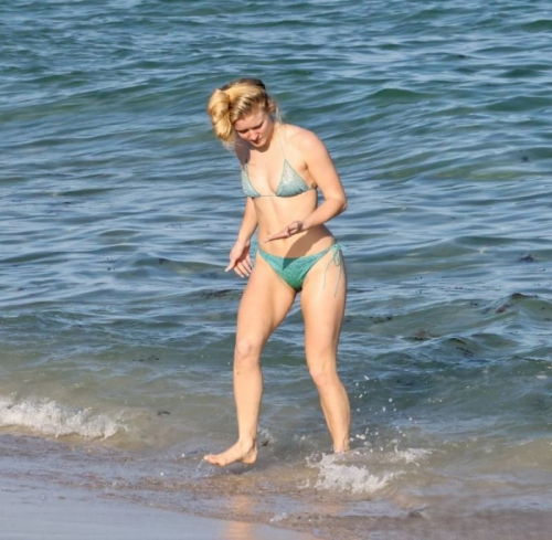 Zara Larsson Shows Bikini Style on Miami Beach, December 2025 5