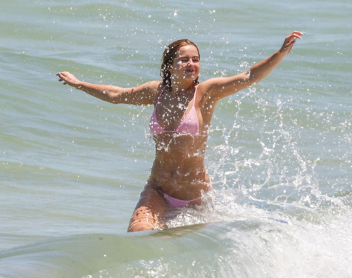 Addison Rae walking along the shore at Perth Beach
