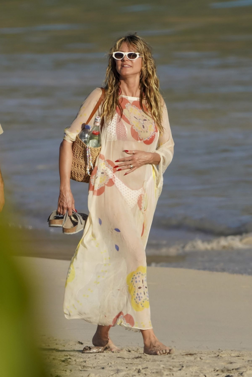 Heidi Klum Beach Outing in St Barts, December 2025 1