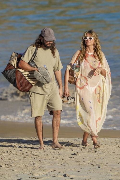 Heidi Klum Beach Outing in St Barts, December 2025 4