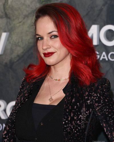 Alexis Knapp stuns in stylish look at premiere 2026