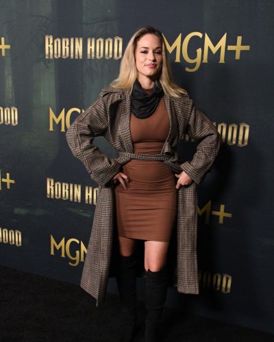 Alexis Knapp looks stunning in stylish look