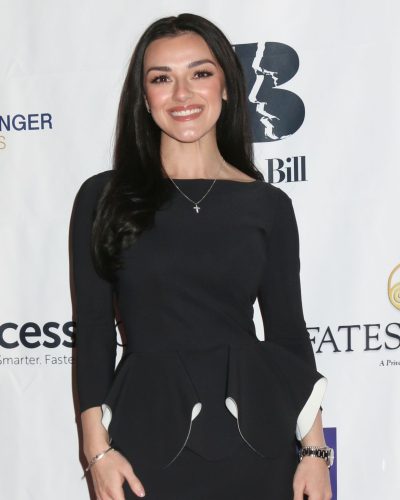 Alexis Wilkins showcases stylish look