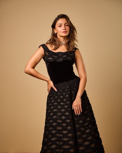 Alia Bhatt turns heads in photoshoot look