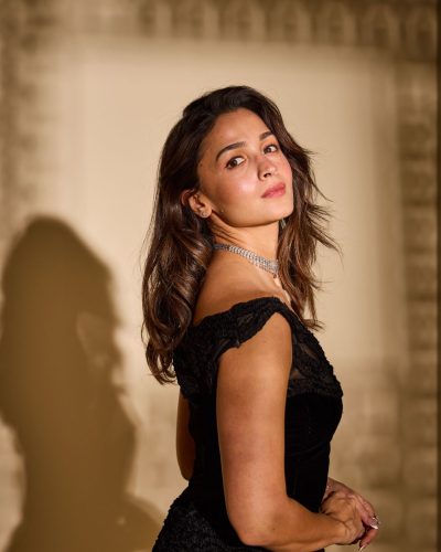 Alia Bhatt turns heads in photoshoot look