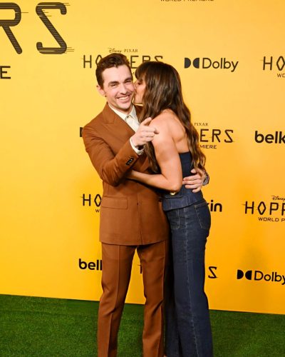 Alison Brie stuns in stylish look at premiere 2026