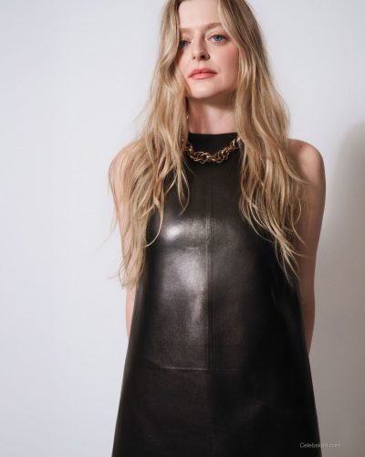 Anna Baryshnikov looks stunning in stylish look