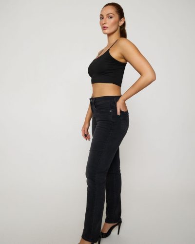 Avamarie Schroeder looks stunning in stylish look