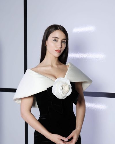 Caylee Cowan looks stunning in stylish look