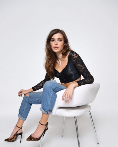 Charlotte D looks stunning in stylish look