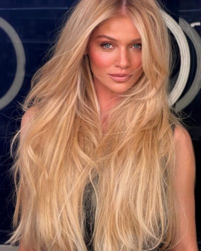 Cintia Dicker looks stunning in stylish look