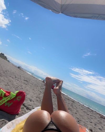 Ellie Blue turns heads in stylish look