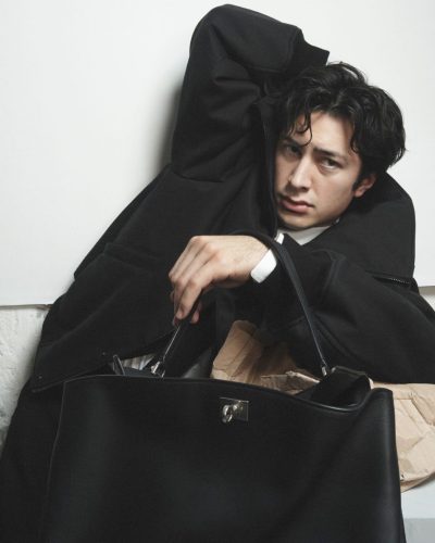 Hudson Williams stuns in stylish look at appearance 2026