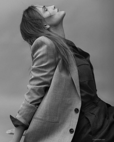 Jennifer Garner spotted in magazine look during appearance