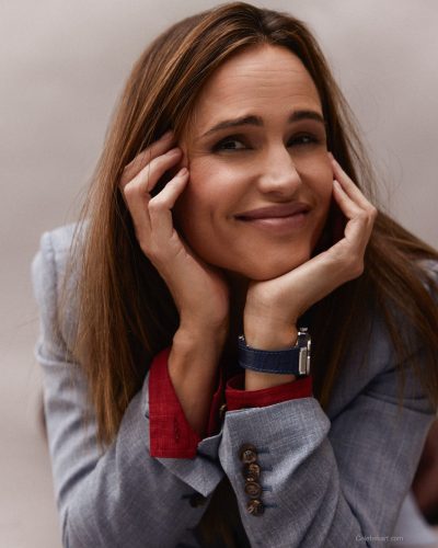 Jennifer Garner spotted in magazine look during appearance