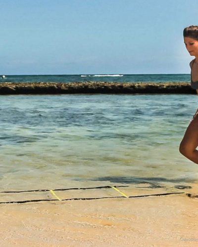 Julia Mansuco showcases stylish look