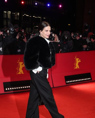 Juliette Binoche looks stunning in stylish look