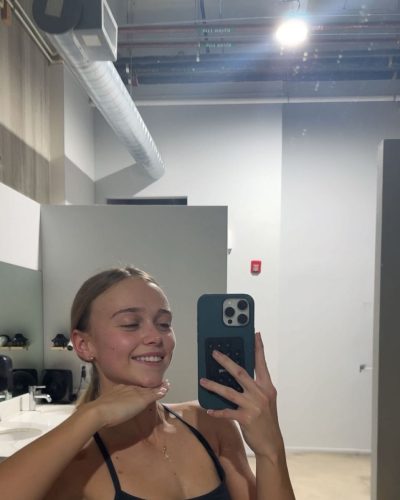 Kyla Dodds looks stunning in jacket