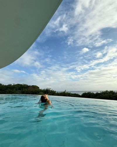 Mika Takeuchi turns heads in stylish look