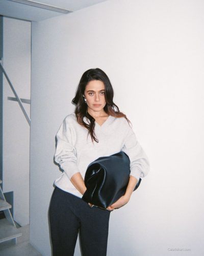 Molly Gordon turns heads in stylish look