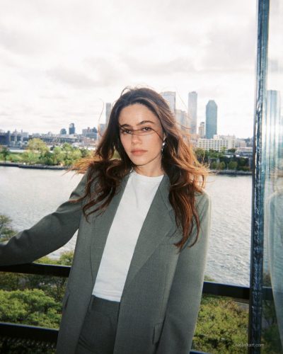 Molly Gordon showcases stylish look