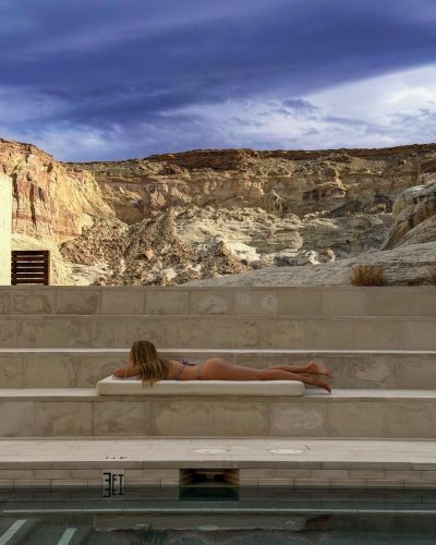 Penny Lane looks stunning in stylish look