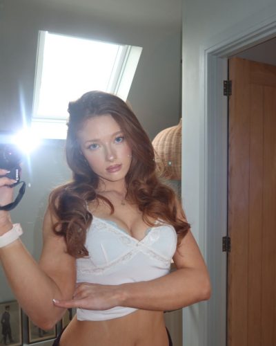 Phoebe Ginger looks stunning in stylish look