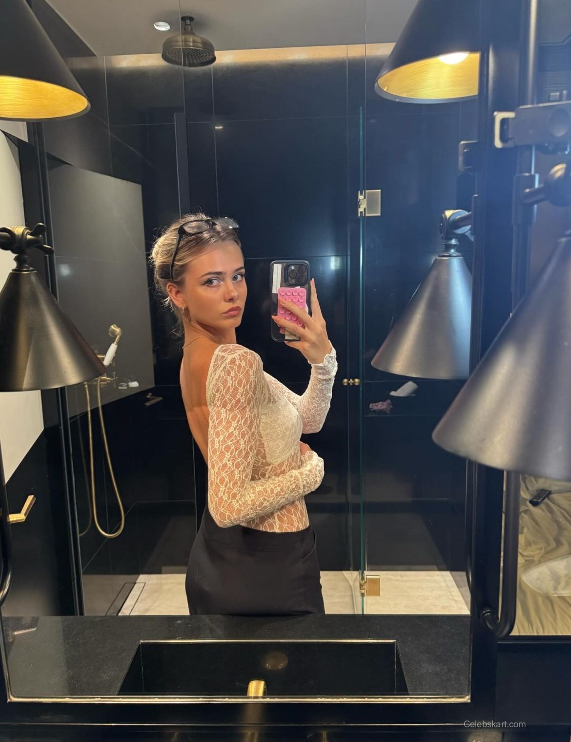 Sara Crumbleleg Instagram Photos, February 2026 4