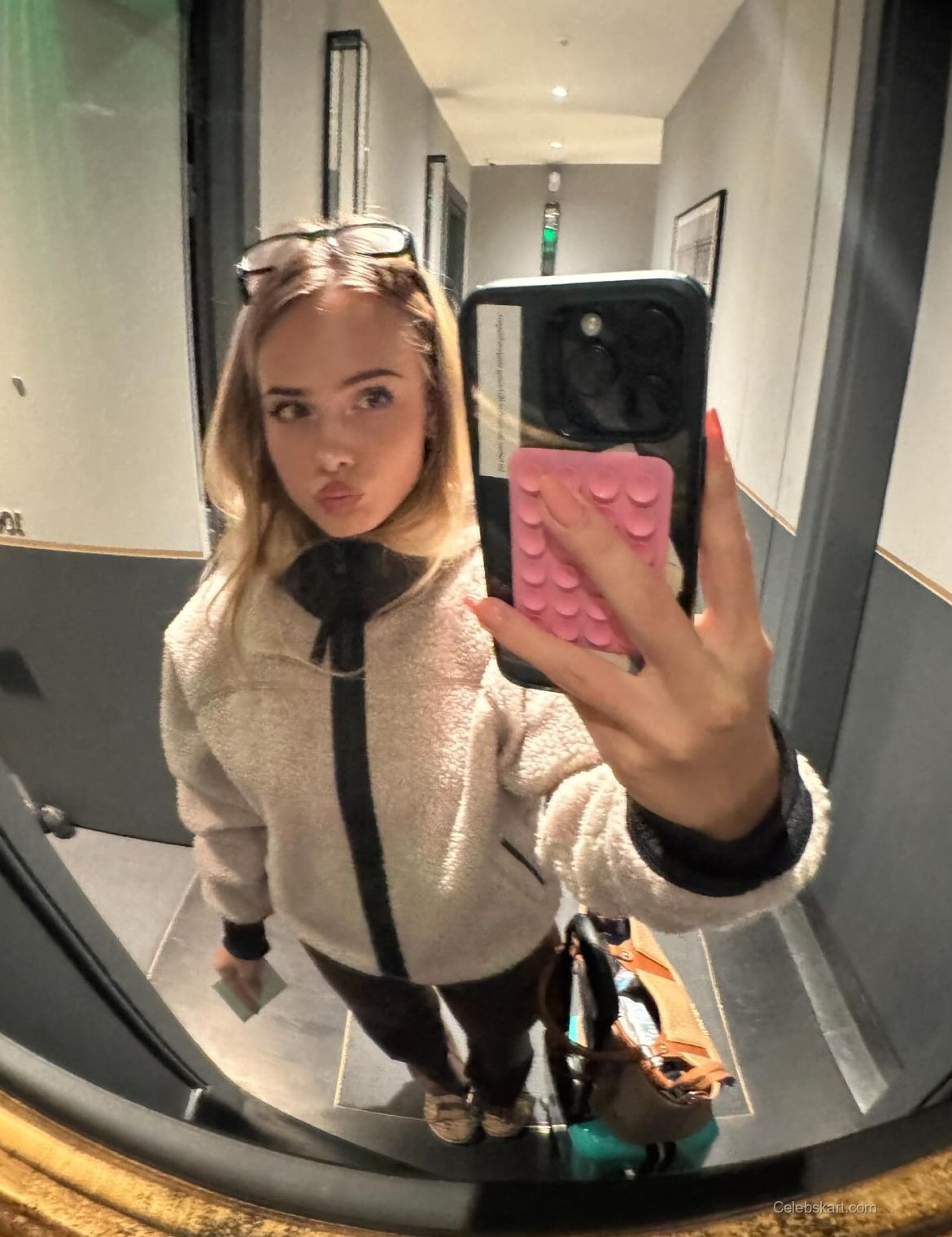 Sara Crumbleleg Instagram Photos, February 2026 5