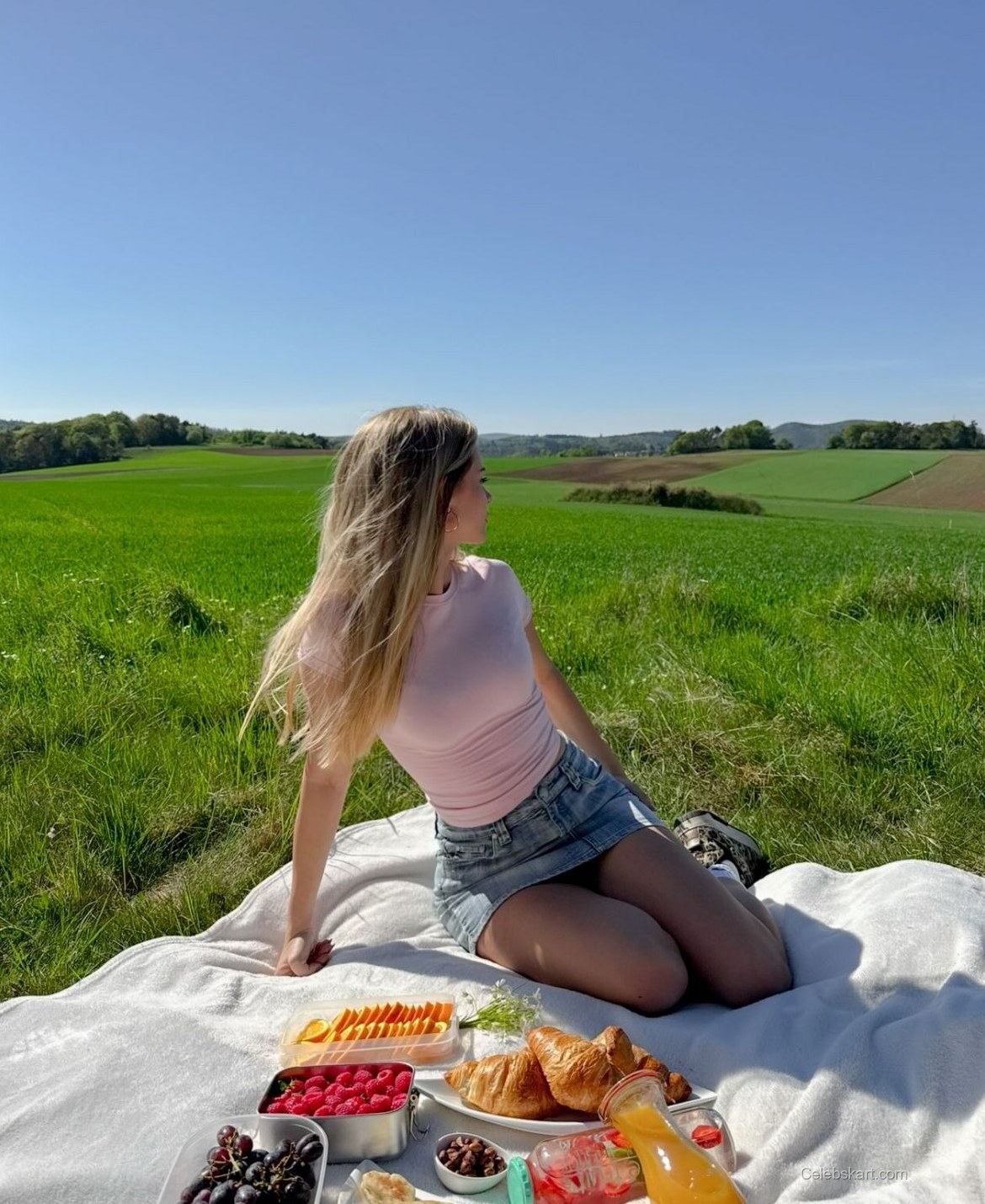 Sara Crumbleleg Instagram Photos February 2026 13