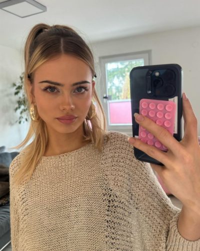 Sara Crumbleleg stuns in stylish look at Instagram post 2026