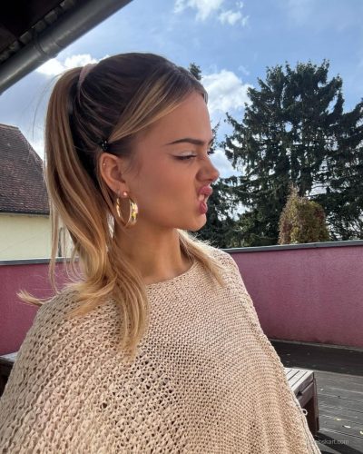 Sara Crumbleleg showcases stylish look