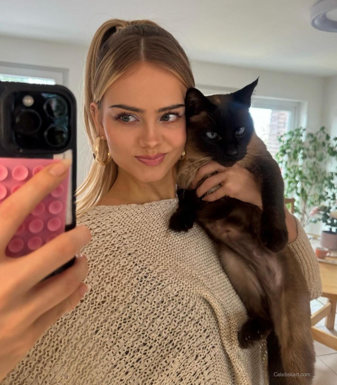 Sara Crumbleleg Instagram Photos February 2026 6