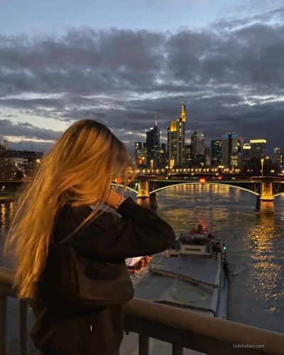 Sara Crumbleleg turns heads in stylish look