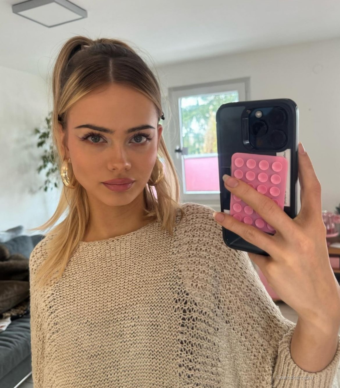 Sara Crumbleleg Instagram Photos February 2026 2