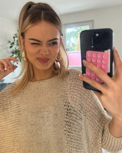 Sara Crumbleleg spotted in stylish look during Instagram post